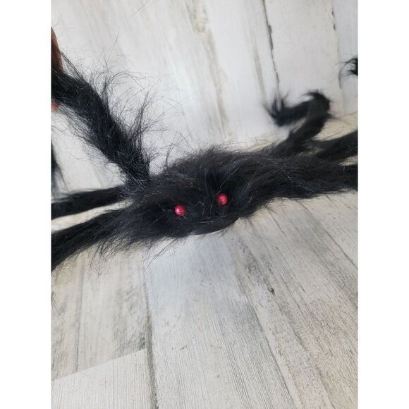 Large fuzzy tarantula spider Halloween scary pop decor - Picture 4 of 14